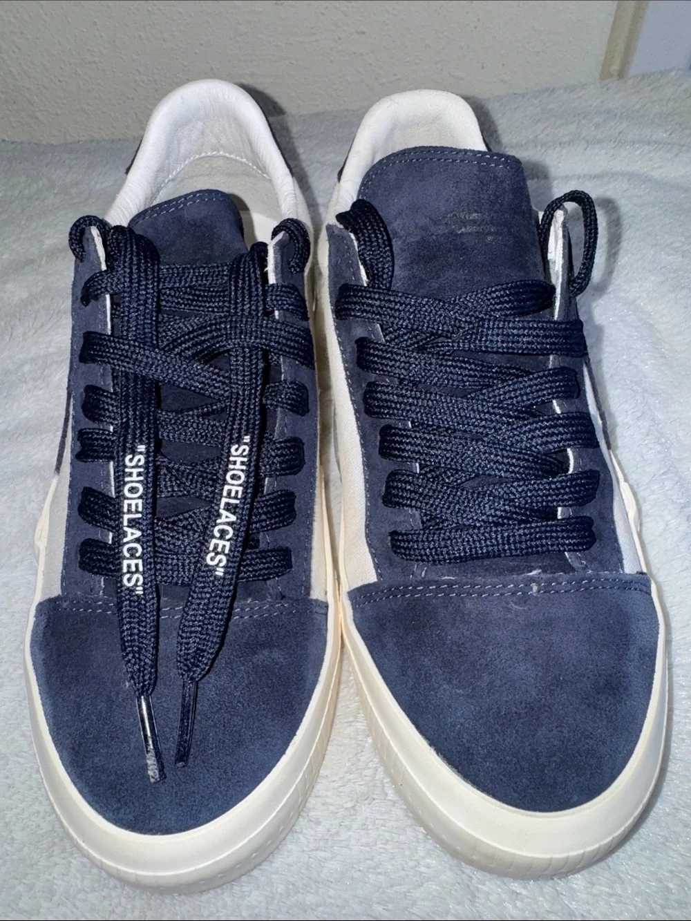 Off-White Navy and White Low-Top Arrow Sneakers